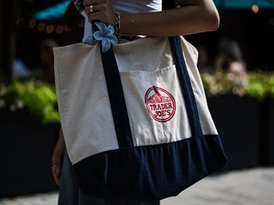 Trzy dolary w sklepie, tysiące na aukcji. Dziwny fenomen torby Trader Joe’s