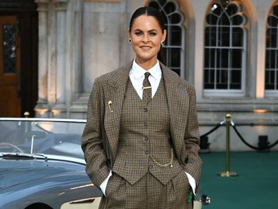 Tweed, krawat i szerokie spodnie. Jade pokazuje, jak nosić męski styl