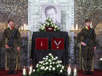 Ostatnie pożegnanie Jana Frycza. Trwają uroczystości w Warszawie