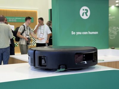 Nadjeżdża topowa Roomba Max 876. Rozwijaj czerwony dywan