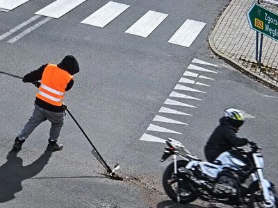 Udawali fachowców, a robili skok na miedź. Wytargali kabel już z połowy miasta