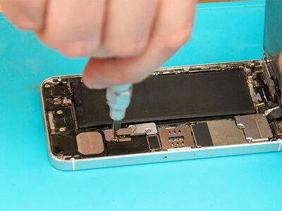 UE kazała ułatwić naprawę telefonów. Producenci pokazali środkowy palec