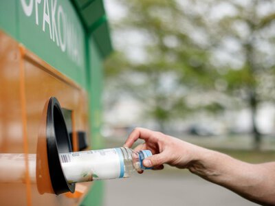 Nabił system kaucyjny w butelkę i wyniósł 15 tysięcy złotych