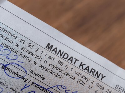 Wręczają mandacik, ale chyba za przekroczenie piękności