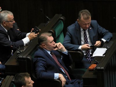Sondaż po sejmowej awanturze Błaszczaka i Czarnka. Polacy jasno o obronie przed Rosją