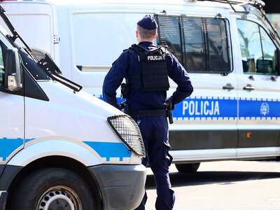 Gromda na celowniku śledczych. Przeszukania w różnych częściach kraju
