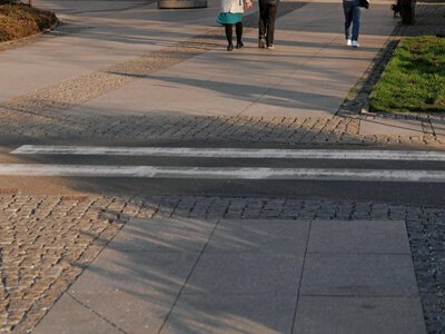Rowerzysta kontra pieszy na przejściu. Jeden znak rozstrzyga, kto ma pierwszeństwo