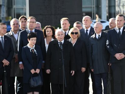 Gorąco na miesięcznicy, Kaczyński oburzony. Rozległy się krzyki