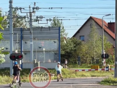 Zignorowały czerwone światło i rogatki. Dzieci na hulajnogach wjechały na tory
