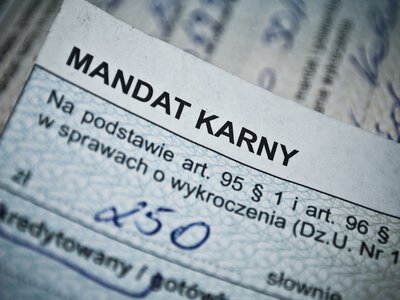 Aplikacja pułapka czyści Polakom konta, w tle mandaty