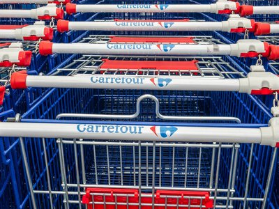 Carrefour ma wózki sklepowe niczym kasa samoobsługowa. Ruszyły testy