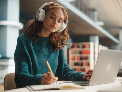 Powrót na studia może być tańszy. Orange o to zadbał