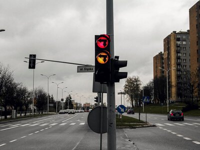 Kierowcy często robią to na pamięć. Zielona strzałka może wtedy zmylić
