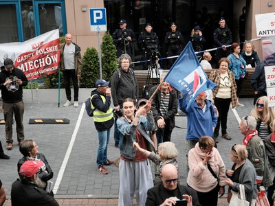 Przepychanka przed Akademią Wymiaru Sprawiedliwości. Policja przyszła do Chodzińskiego [NA POCZĄTEK DNIA]