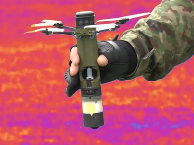 Japoński dron bojowy jest wielkości latarki. Żołnierz wyciąga go z tuby