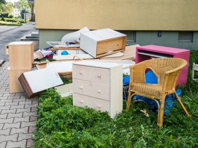 Jakie przedmioty można zabrać ze śmietnika? Prawo mówi jasno