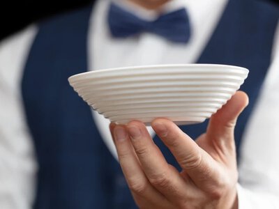 Restauracja doliczyła obowiązkowy napiwek? Prawo mówi jasno, co zrobić