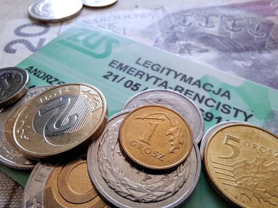 Renta socjalna wzrosła, ale na konto trafia mniej. Oto dokładna kwota