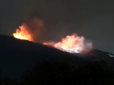 Nocna eksplozja w fabryce zbrojeniowej. Pożar rozprzestrzenia się z jednego magazynu na kolejny