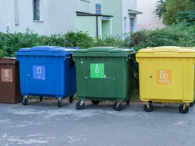 Mniej butelek w śmieciach, a rachunki bez zmian? Jest pomysł na nowe opłaty
