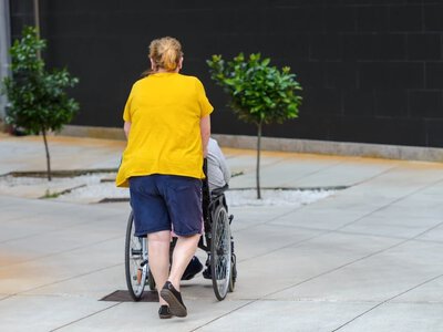 Stopień niepełnosprawności a zasiłek pielęgnacyjny. Kiedy można dostać?