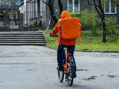 Niskie zarobki, wyścig z czasem i pogarda. Tak wygląda praca przyszłości?