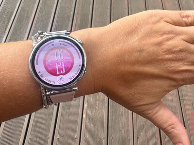 Smartwatch, który rzadko potrzebuje ładowarki. Cena też na plus