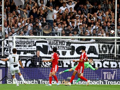 Cudowny gol Krattenmachera. Bayern był absolutnym faworytem
