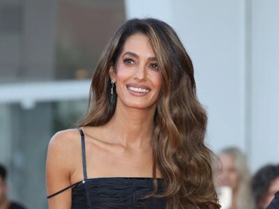 Amal Clooney w eleganckim zestawie w Atenach. Jeden detal robi różnicę