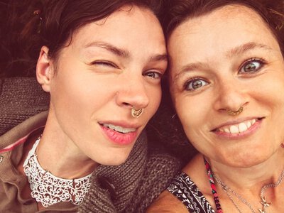 Kolczyk w pępku po 20 latach? Millenialsi przywracają dawną wersję siebie