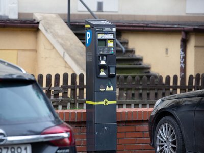 Koniec z darmowym parkowaniem w tej części Warszawy. Wchodzą opłaty