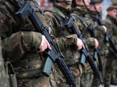 Polaków straszą fałszywe wezwania do wojska. Oficjalne SMS-y od rządu nie pomagają
