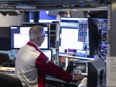 Ropa znów na fali wzrostów. W tle gigantyczny dług USA i przełom w Japonii