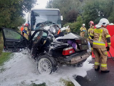 BMW zderzyło się z autobusem. Nie żyją trzy osoby