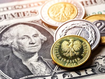 Trudny poniedziałek dla złotego. Dolar i euro wyraźnie drożeją