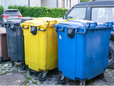 Seniorzy mogą nie płacić za wywóz śmieci. Mało kto wie o tej opcji
