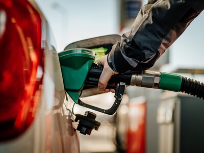 Rok tankowali za darmo. Potężne straty. Grozi im 10 lat więzienia