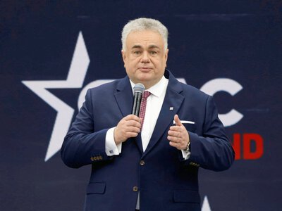Afera Zondacrypto. TVN24 i WP: Pan X z wystąpienia Tuska to Sakiewicz. Prawica się pogubiła