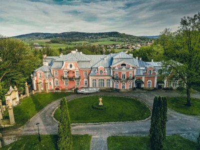 Architektoniczna perełka z ogrodem jak z baśni. Znajduje się w Małopolsce