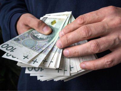 Znalazł kamizelkę. W środku było 20 tys. zł. Tak się zachował 50-latek
