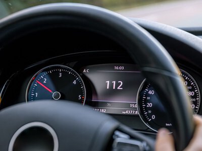Ci kierowcy nadużywają funkcji auta. Mamy wyniki badania, stanowią zagrożenie
