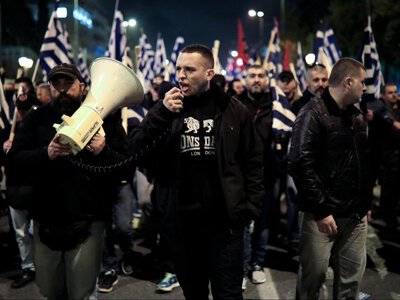 Z podniesioną pięścią i flagą. Lider Złotego Świtu opuścił celę i chce znów rządzić