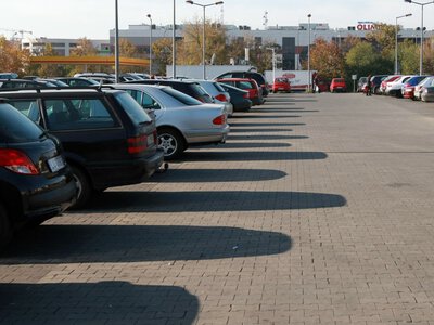 Znana sieć sklepów zamyka parkingi dla samochodów elektrycznych. Sieć wskazuje dwa powody