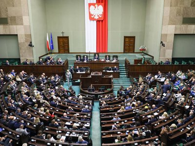 Windfall tax, apteki i wychowanie patriotyczne. Tym zajmie się Sejm