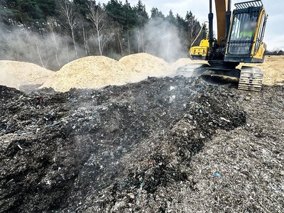 Mafia śmieciowa zostawiła po sobie odpady. I tak sobie dalej leżą