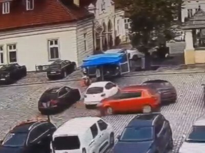 78-latka spanikowała w Skodzie. Tak zdemolowała samochody na parkingu