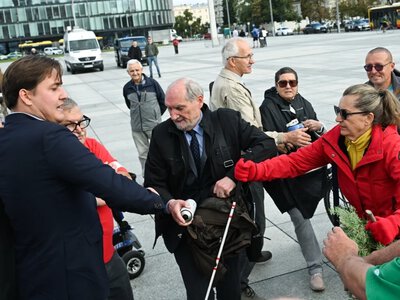 Zapytali Macierewicza o incydent z miesięcznicy. Nie chodzę z pistoletami