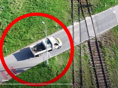 Tak zachowują się kierowcy na przejeździe. Policja pokazała nagranie