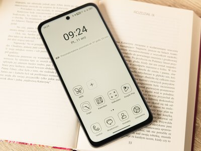 Polacy kupują folie, tymczasem TCL dał mat już w ekranie. Co za ulga