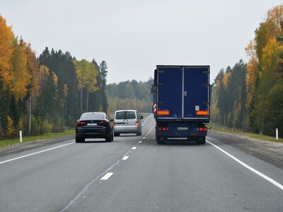 Wyprzedzasz, a przerywana nagle zmienia się w ciągłą. Co wtedy? Policja wskazuje odpowiedź
